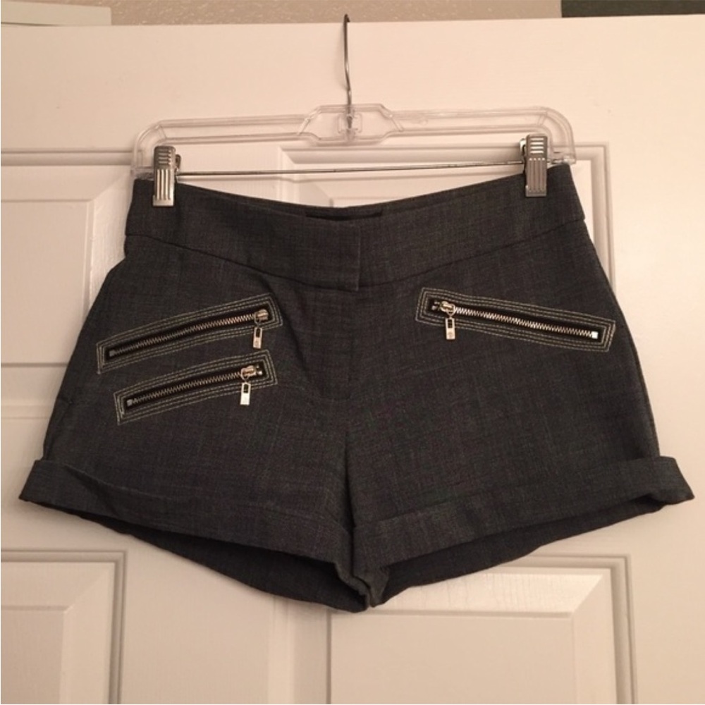 BEBE 🩶 Gray Patterned Shorts with Zipper Details